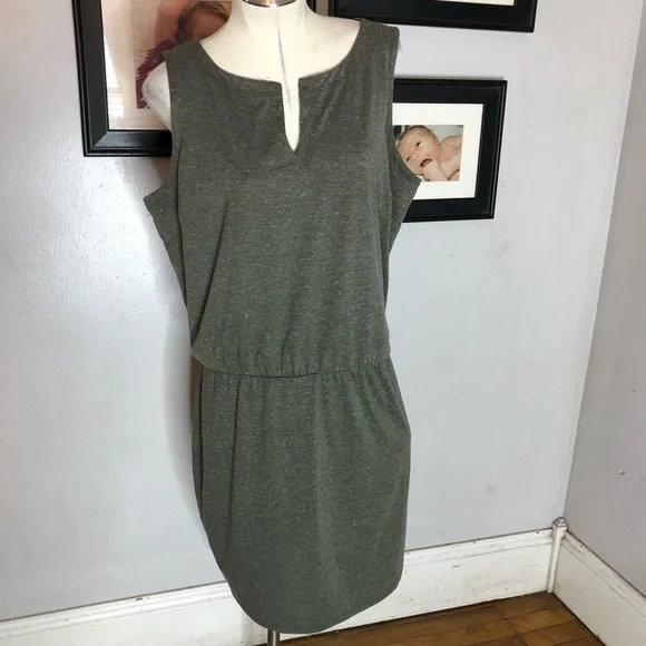 Elegant Gray Sleeveless Dress - Picture 2 of 5